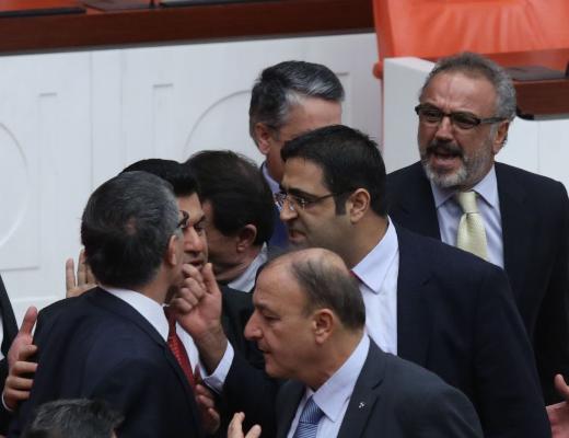 Deputatlar əlbəyaxa oldu - Foto
